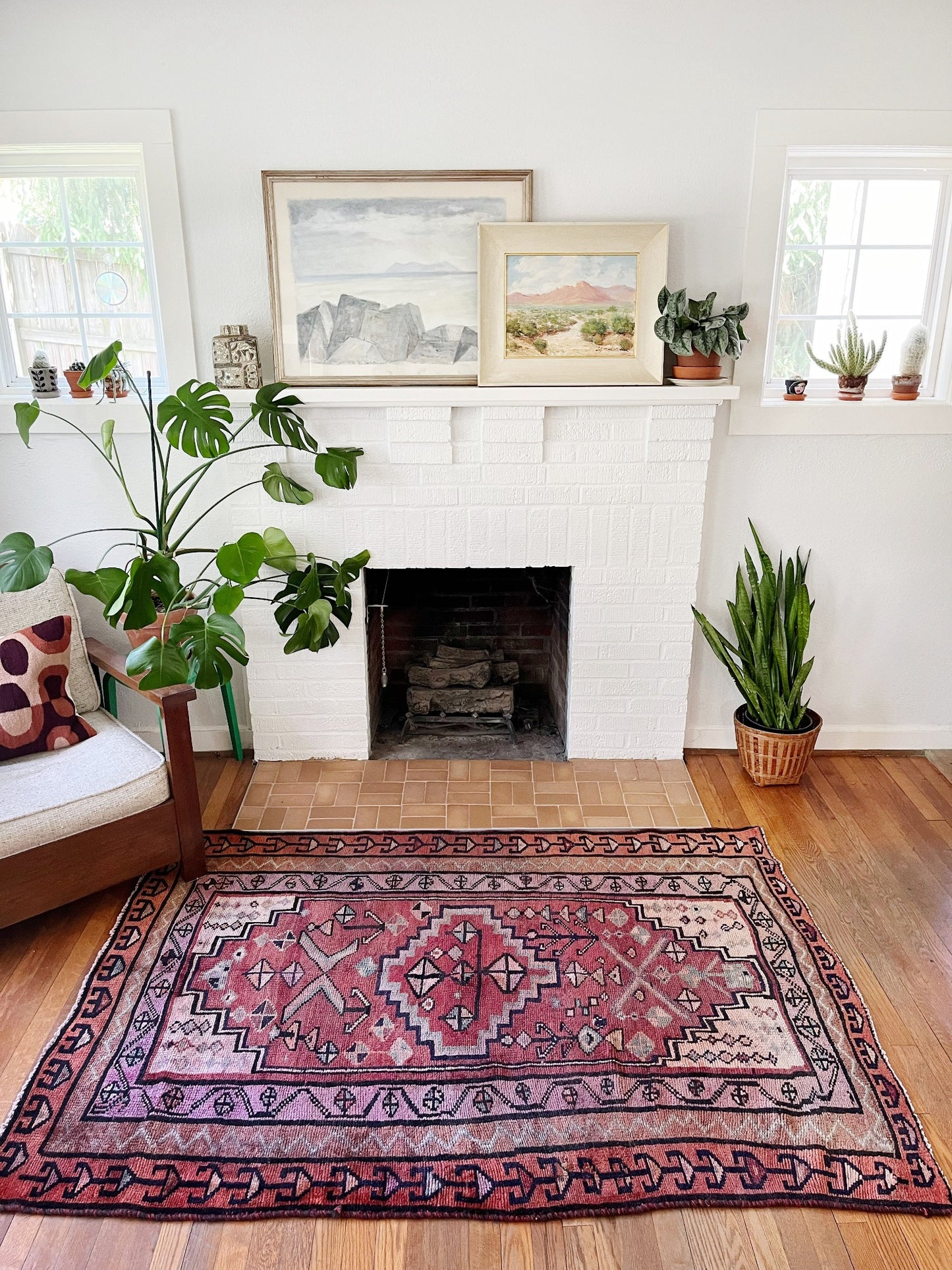 Style Onyx Vintage Persian Rug in a Living Room