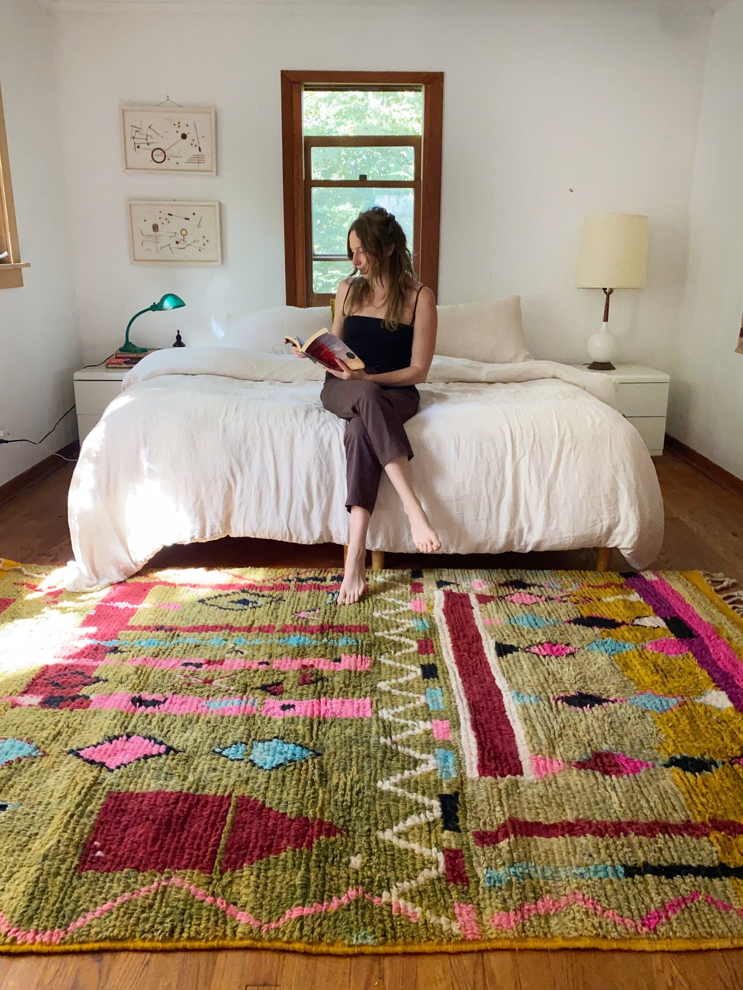 Style Lychee Moroccan Rug with a King Size Bed