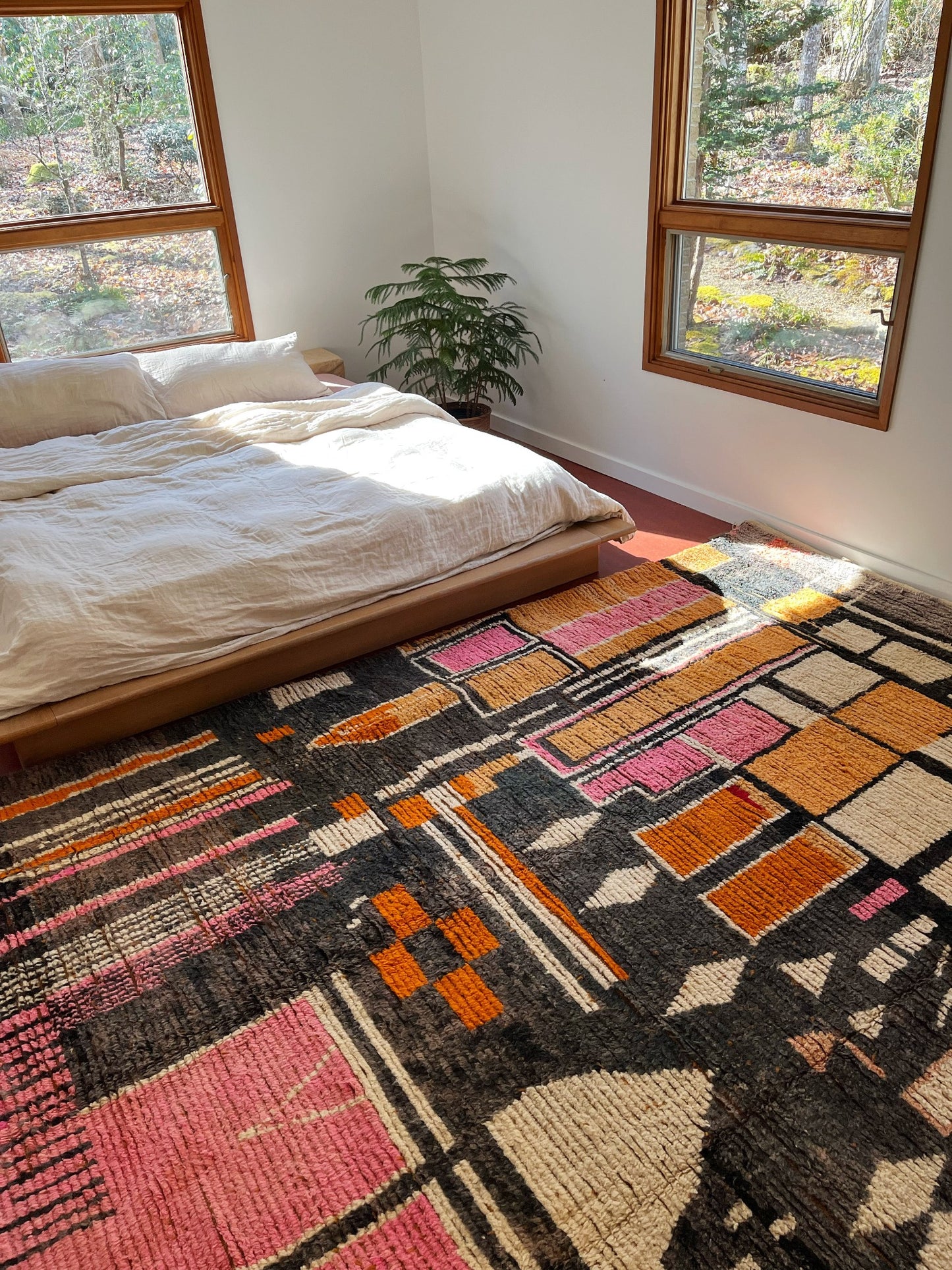Style Caracol irregular shaped Moroccan Rug with a King Size Bed
