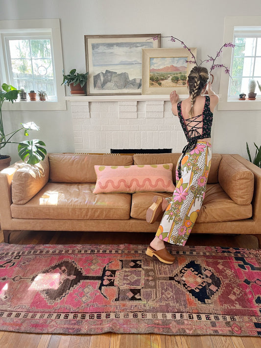 Style Vintage Sandoval Persian Rug in a Living Room