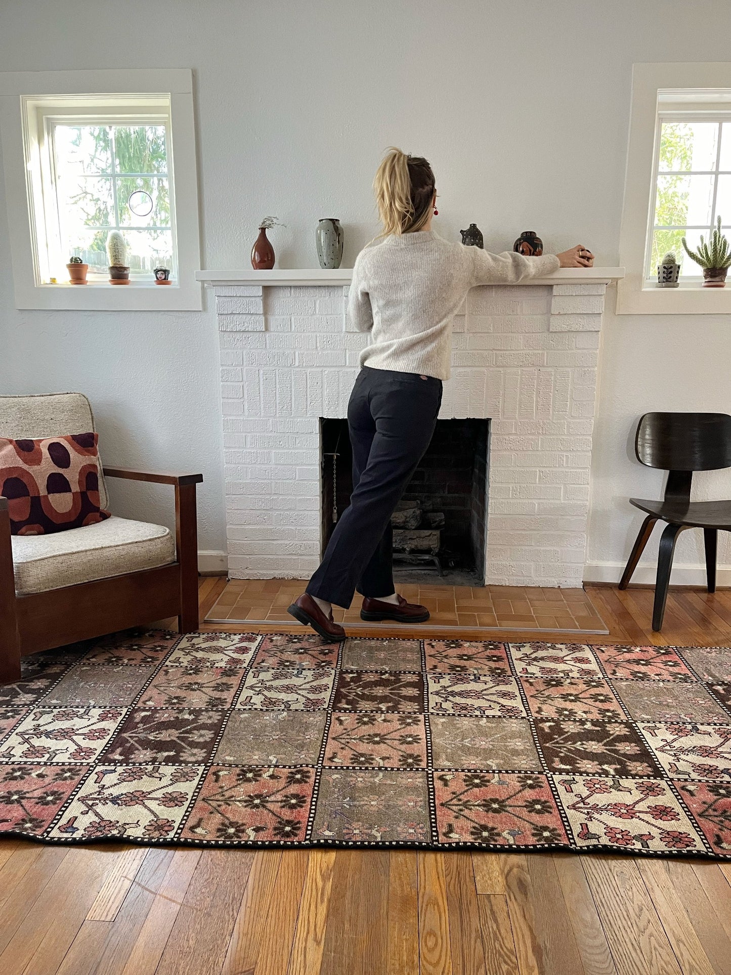 Style Chezia Persian Rug in Front of a Fireplace
