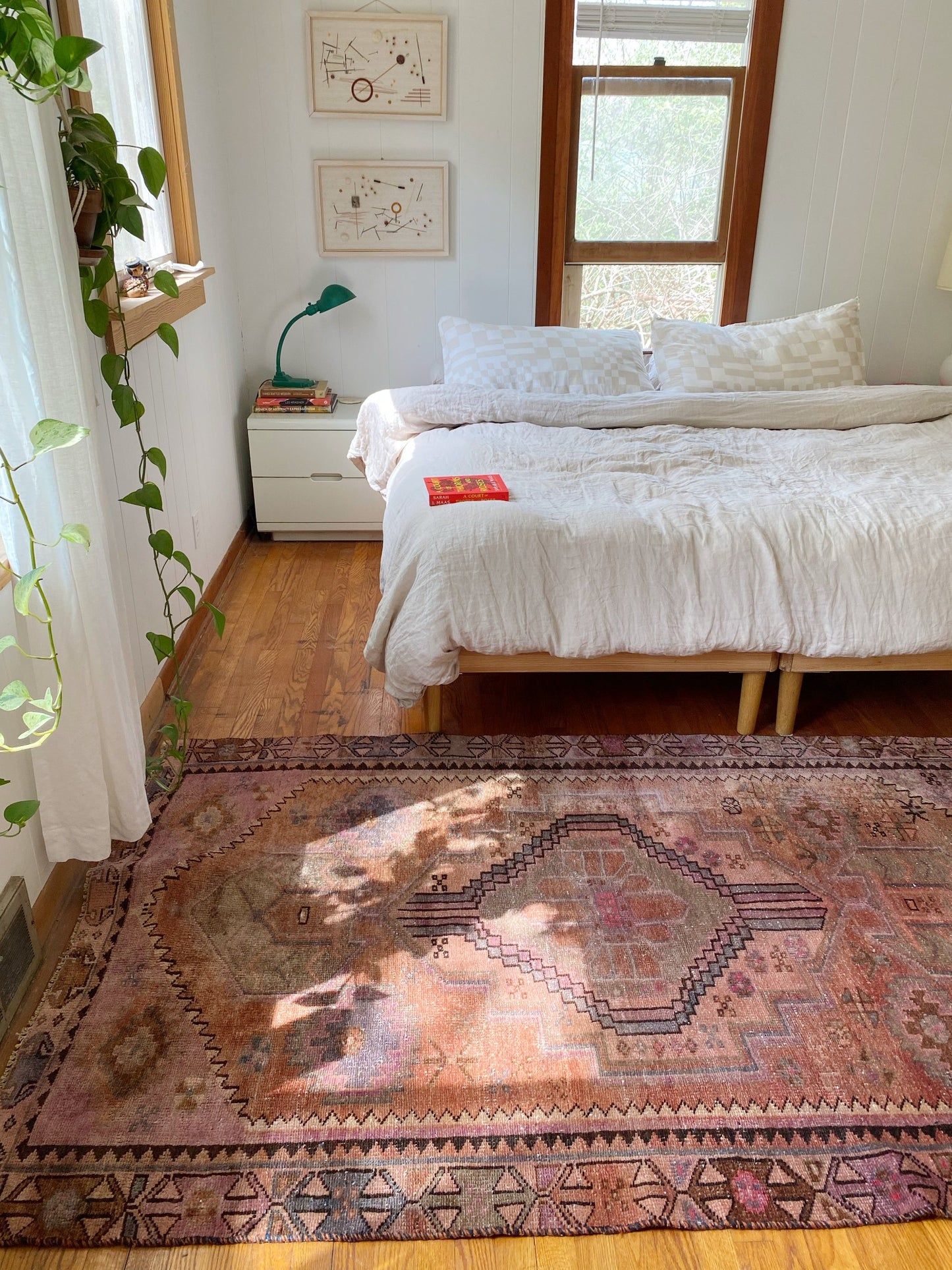 Style Ibis Vintage Persian Area Rug in a Bedroom