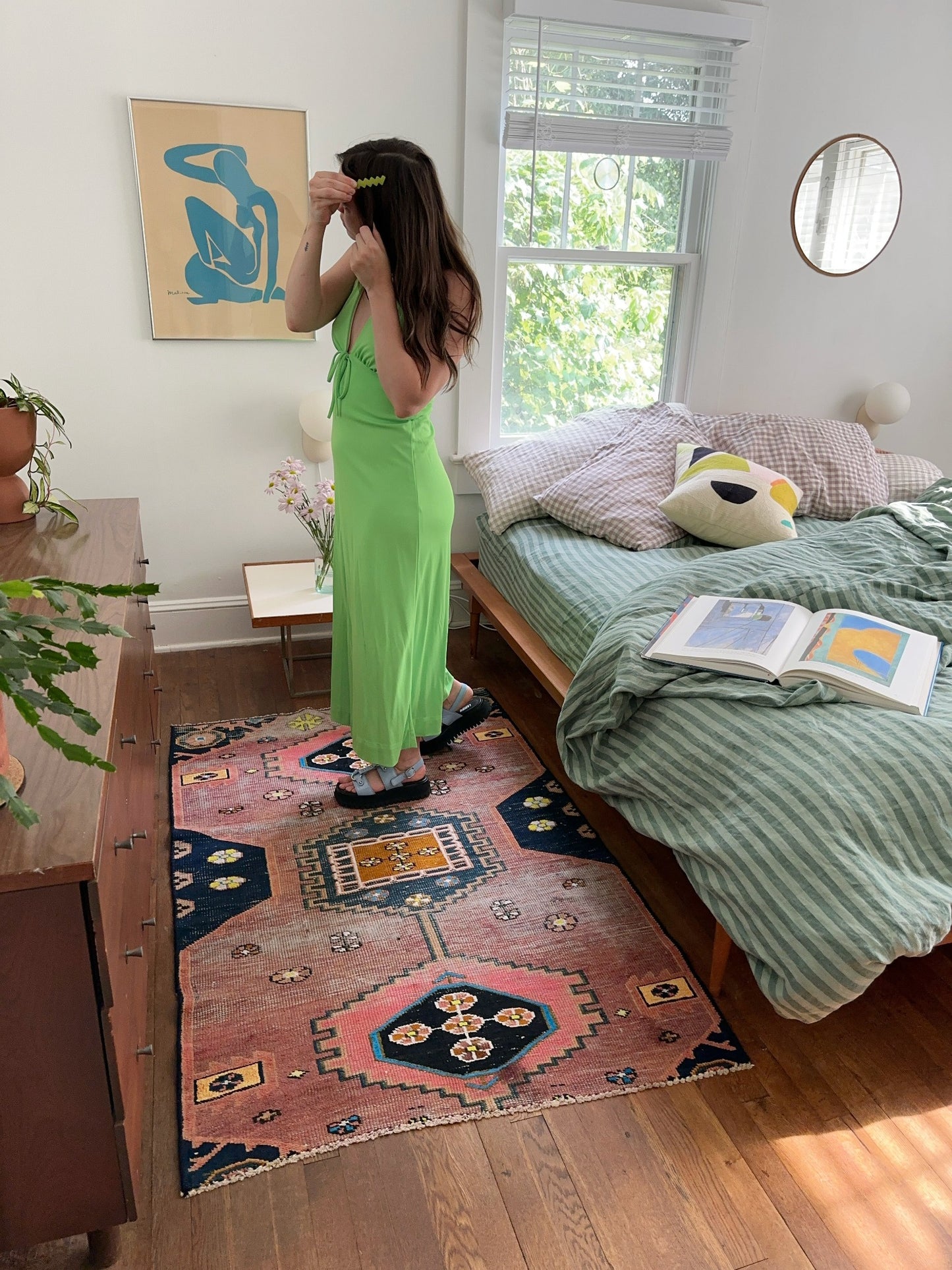 Enhance a Bedroom with Colorful Pagosa Vintage Persian Rug