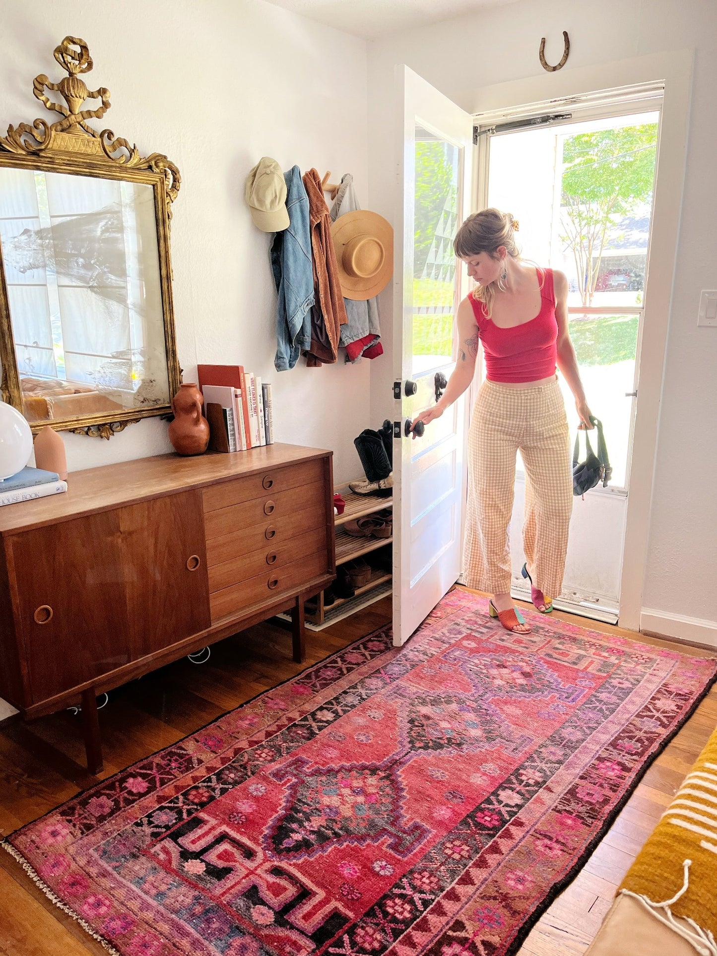 Enhance an Entryway with Pearl Vintage Persian Rug