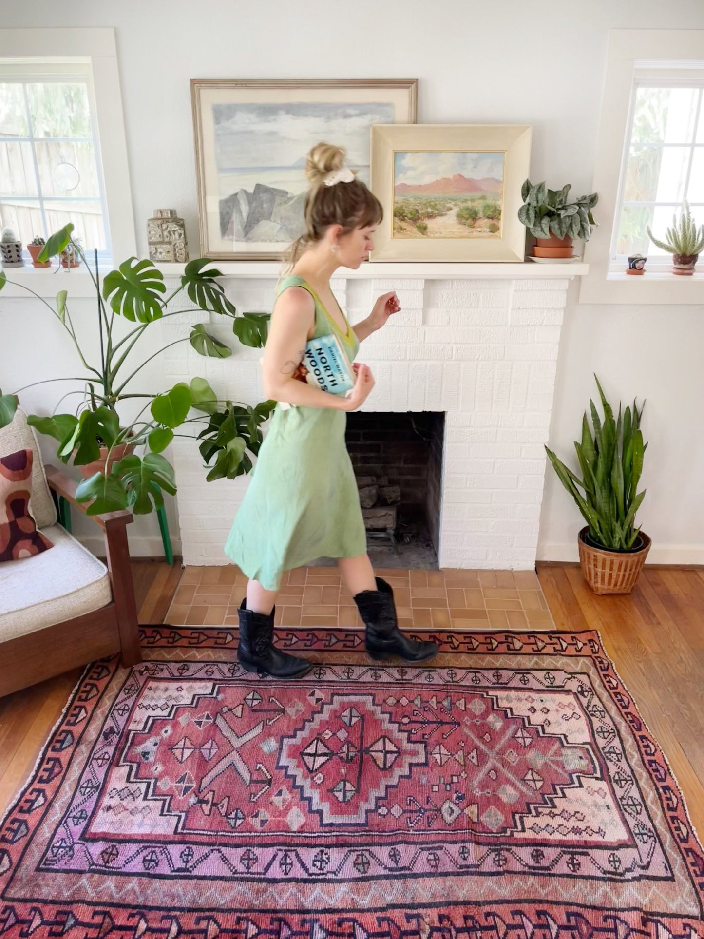 Style Vintage Lavender Persian Rug in a Living Room