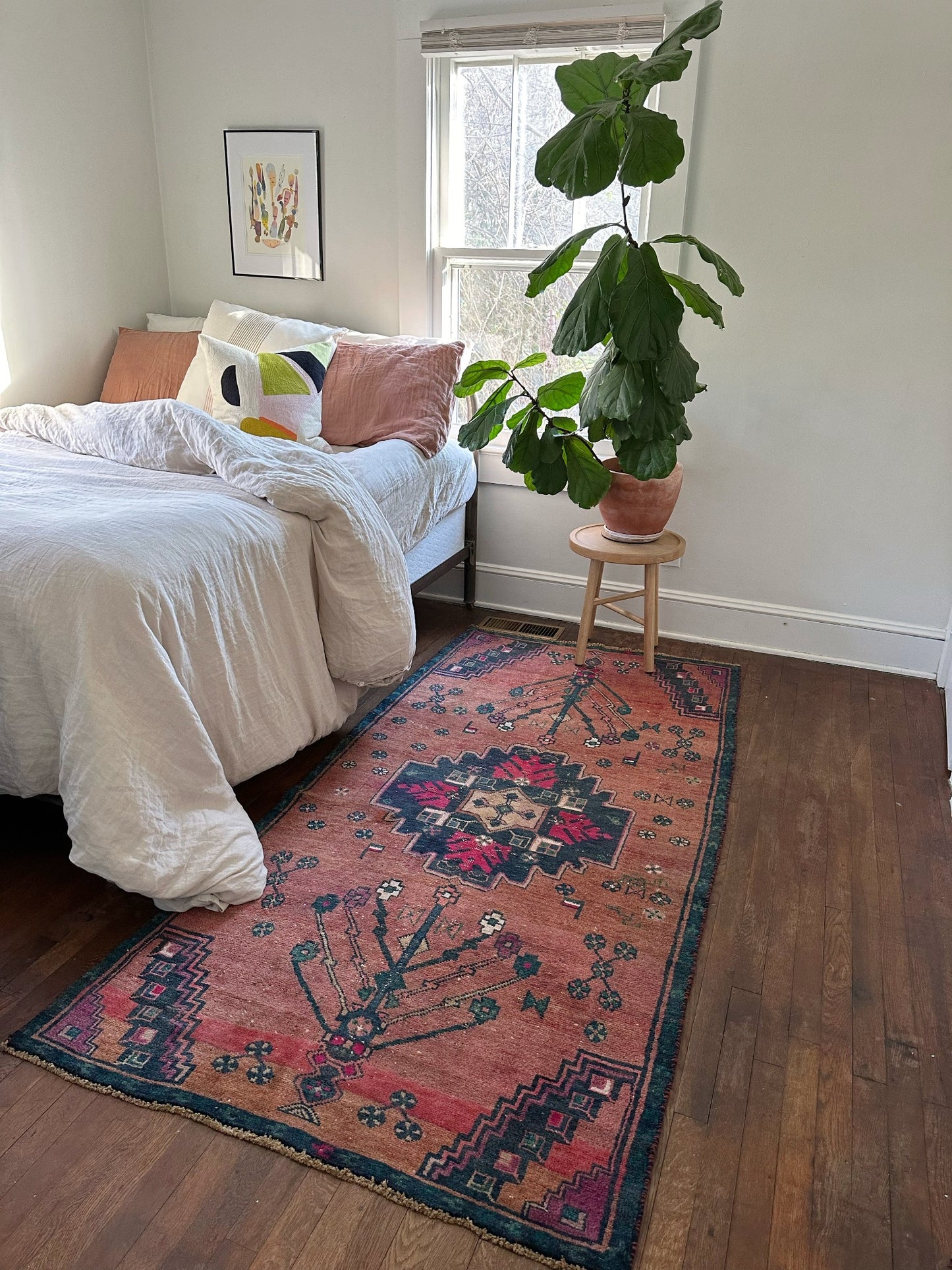 See Floral Details and Motifs on Dari Vintage Persian Rug