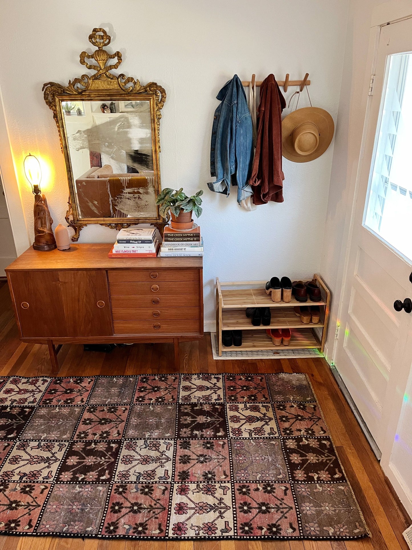 Style Chezia in an Entryway
