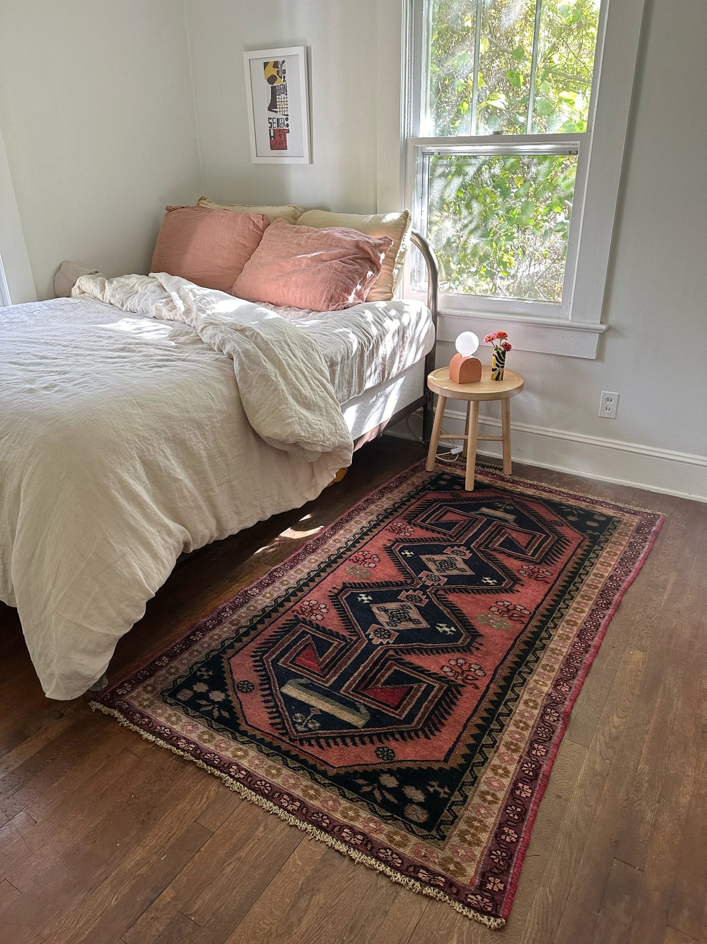 Style Bixa Persian Rug in a Bedroom