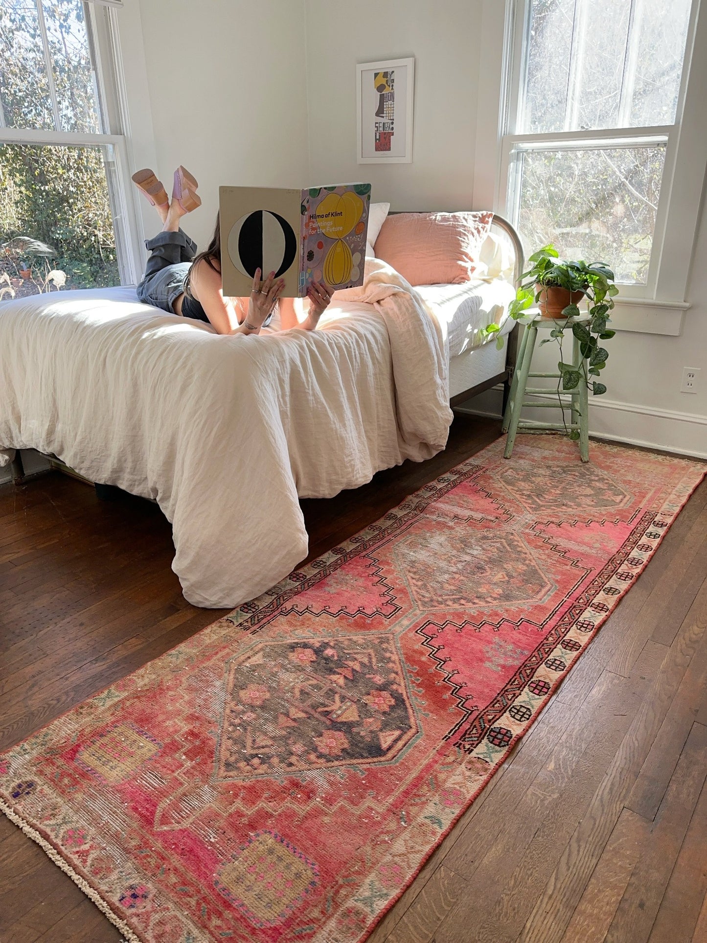 Style Ixora Persian Runner with a Queen Size Bed