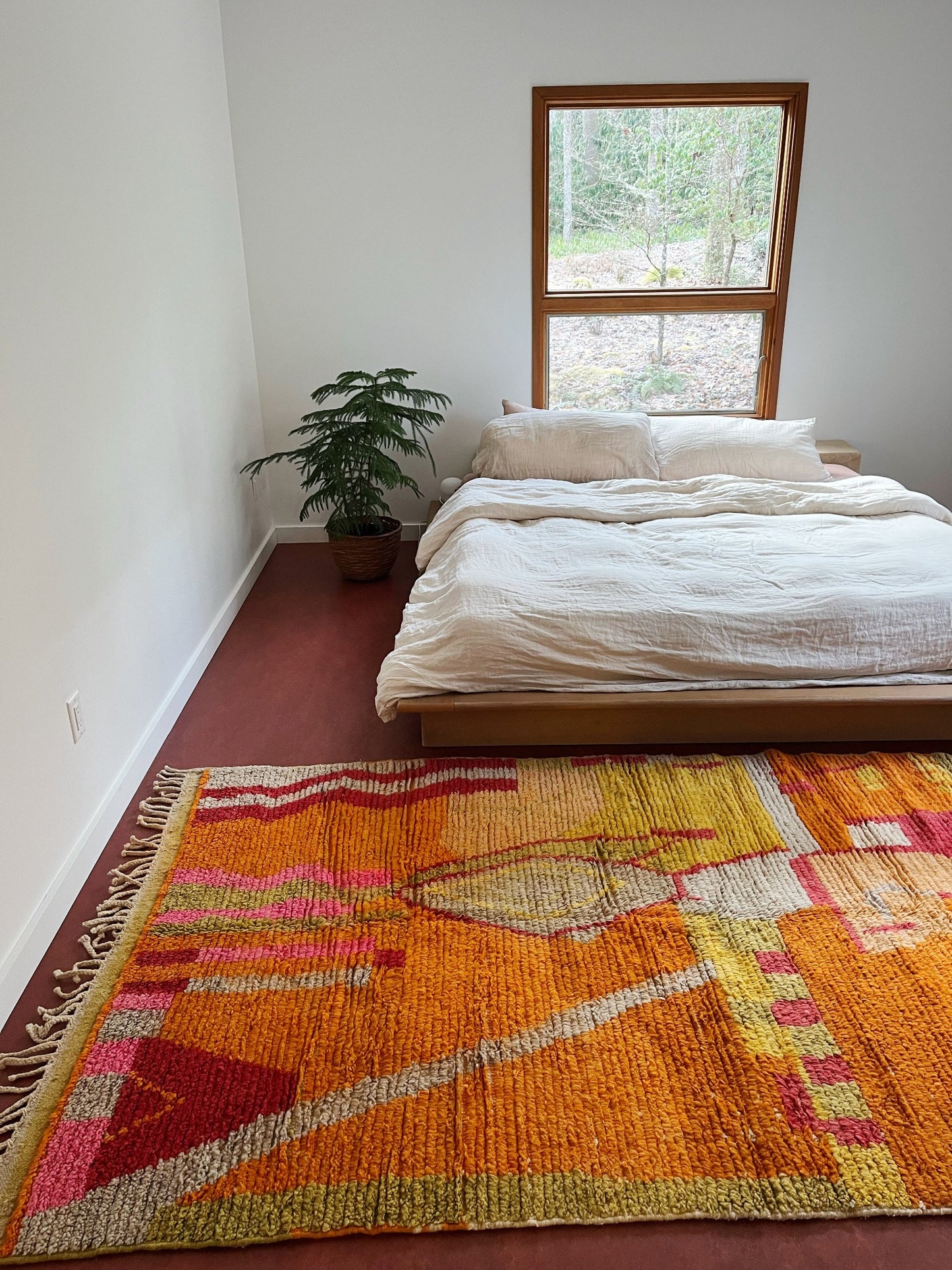 Style Ojos Moroccan shag rug with a King Size Bed