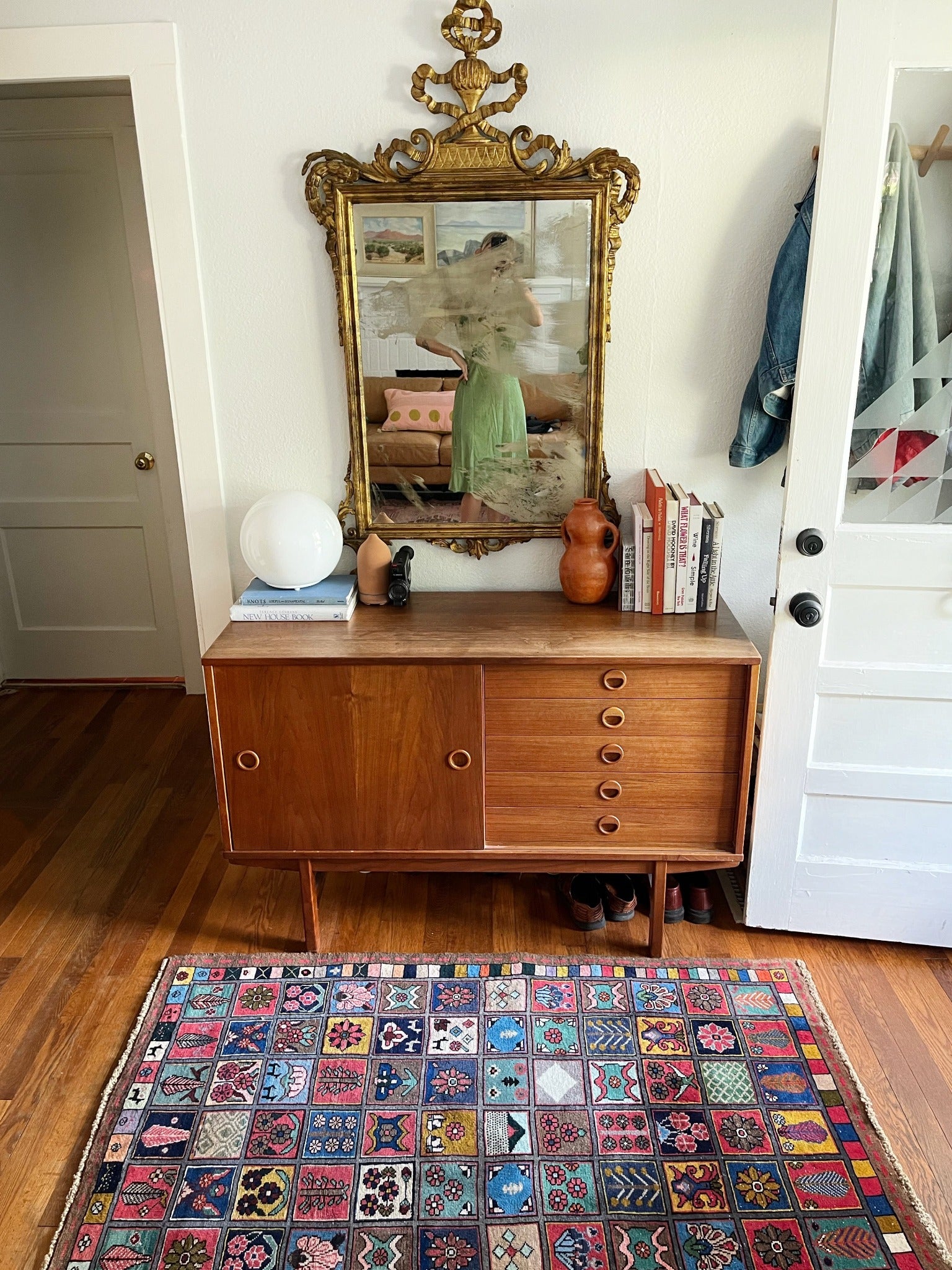 Style Vintage Kheshti Rug at the Entryway