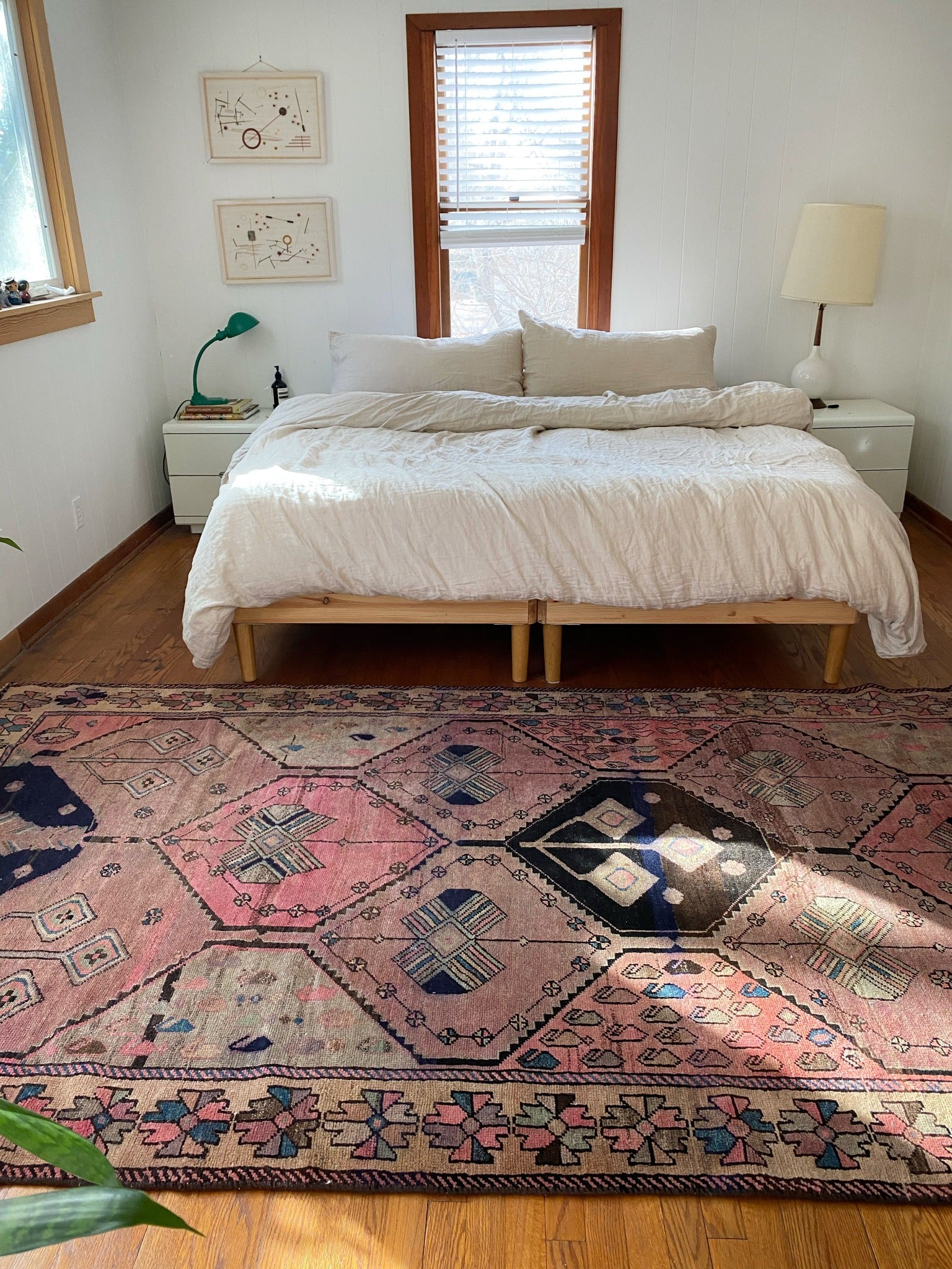 Style Sabal Persian Rug in a Bedroom