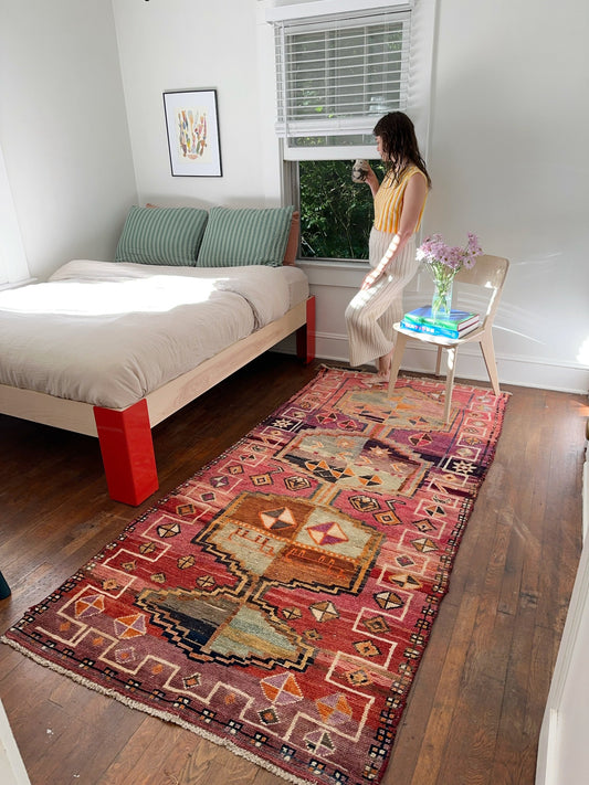 Style Vintage Amber Persian Rug in a Bedroom