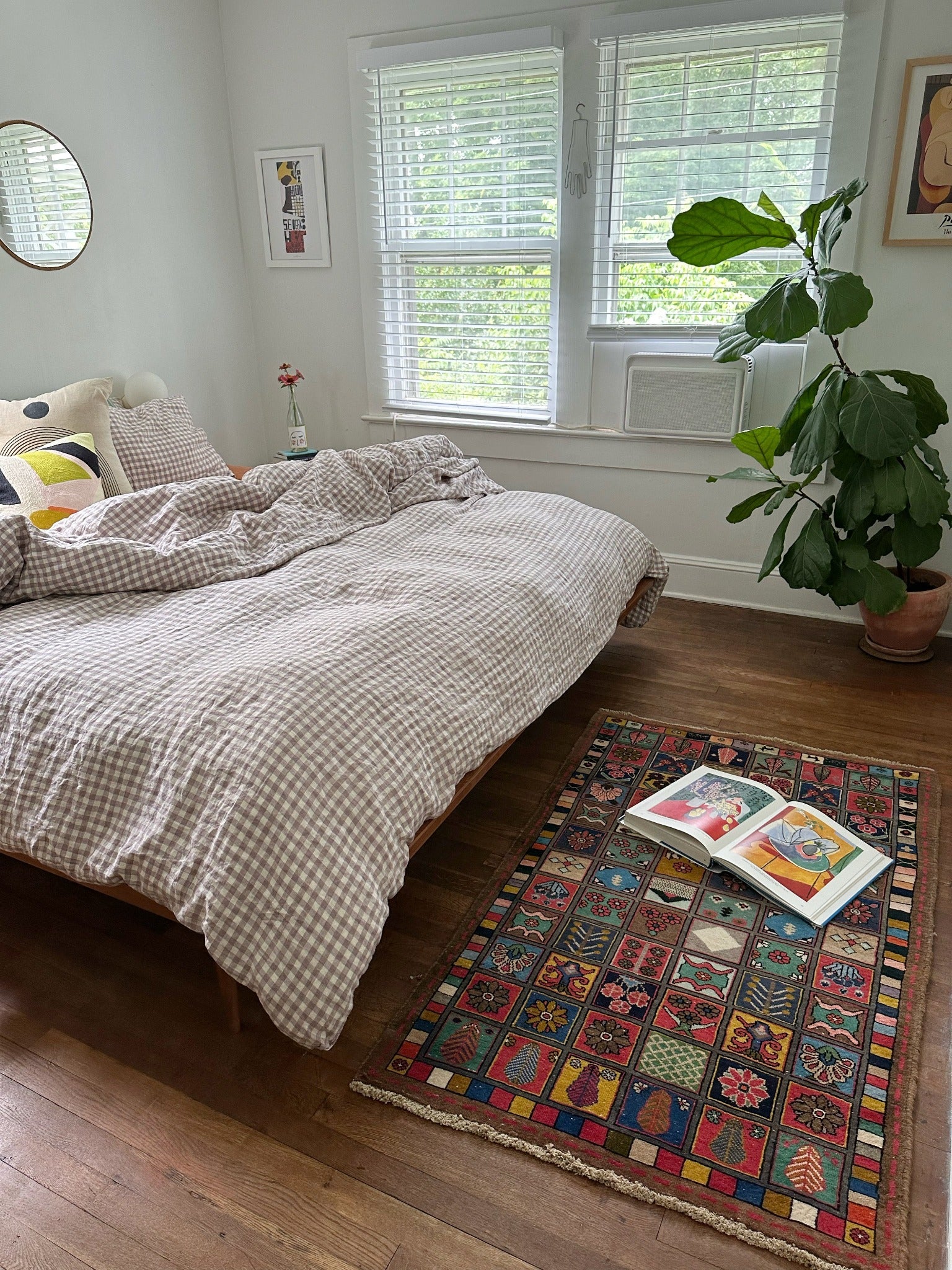 Style LInville Colorful Kheshti Vintage Rug in a Bedroom