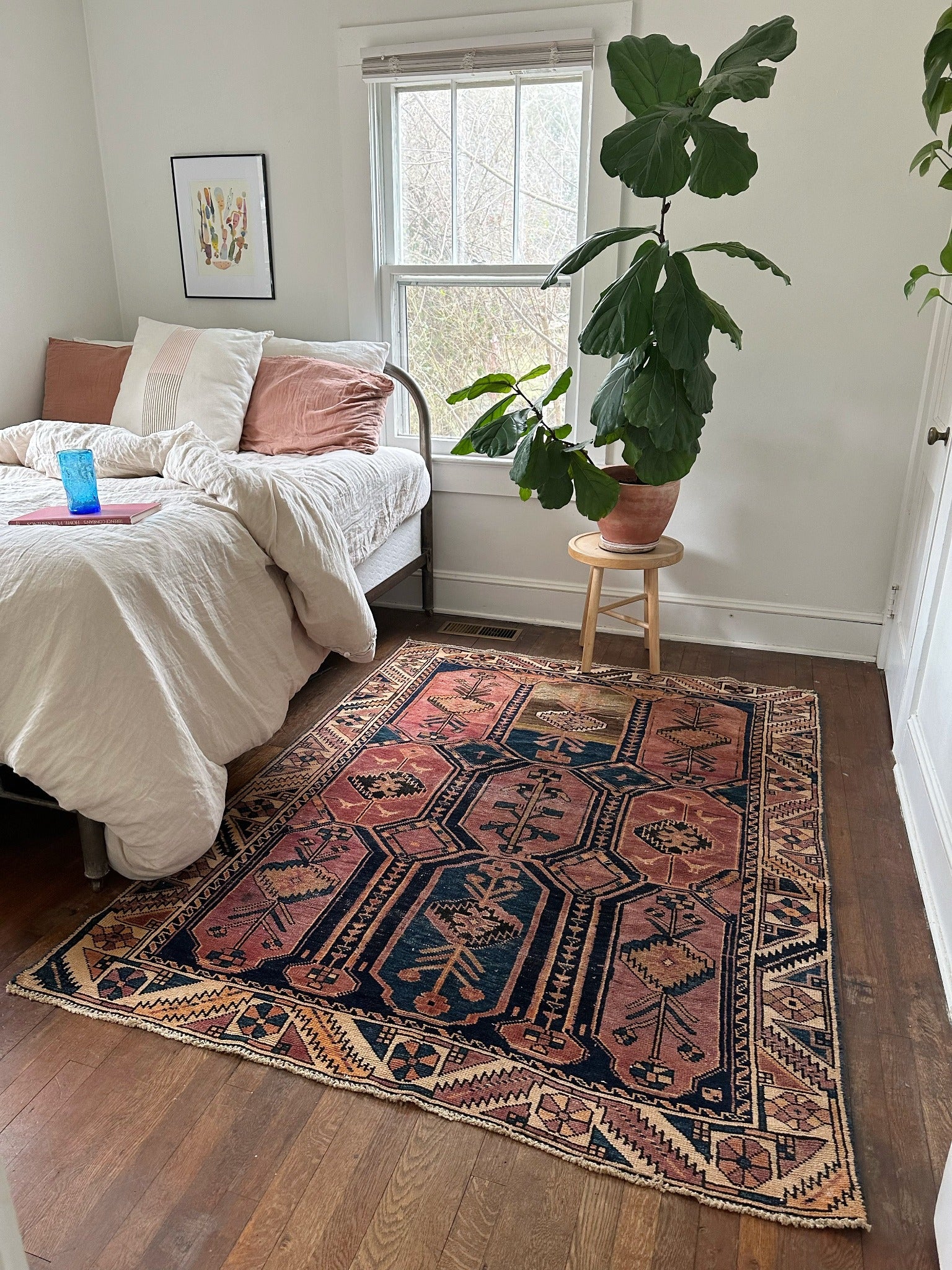 Handmade wool rug Cala in pink and indigo