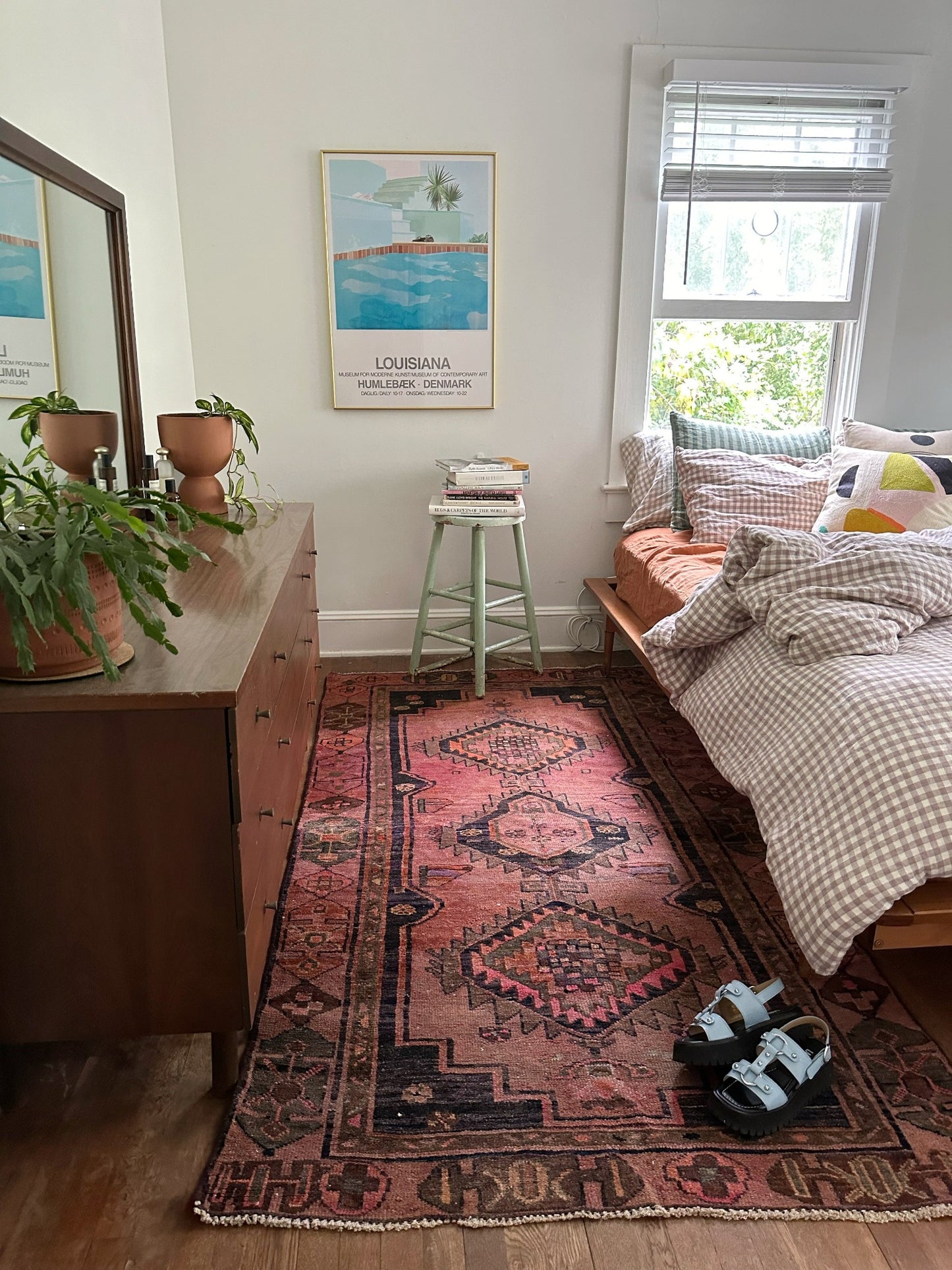 Style Vintage Persian Purple Rug in a Bedroom