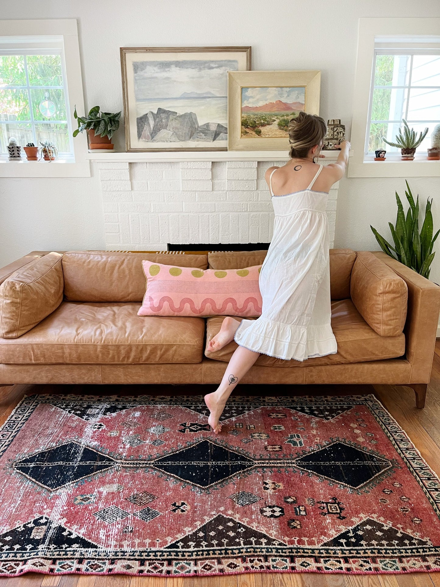 Style Vintage Sorrel Persian Rug in a Living Room