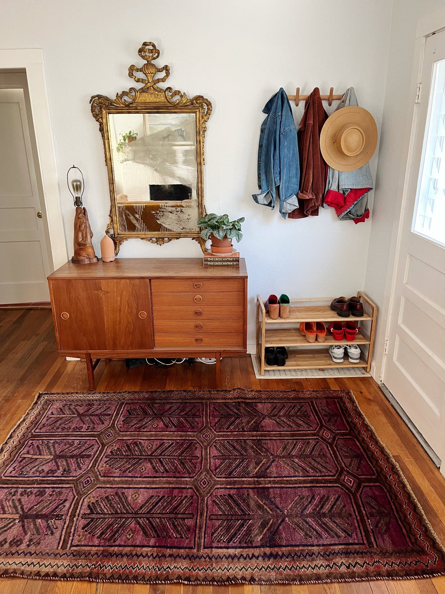 Elevate an Entryway with Sapo Persian Rug