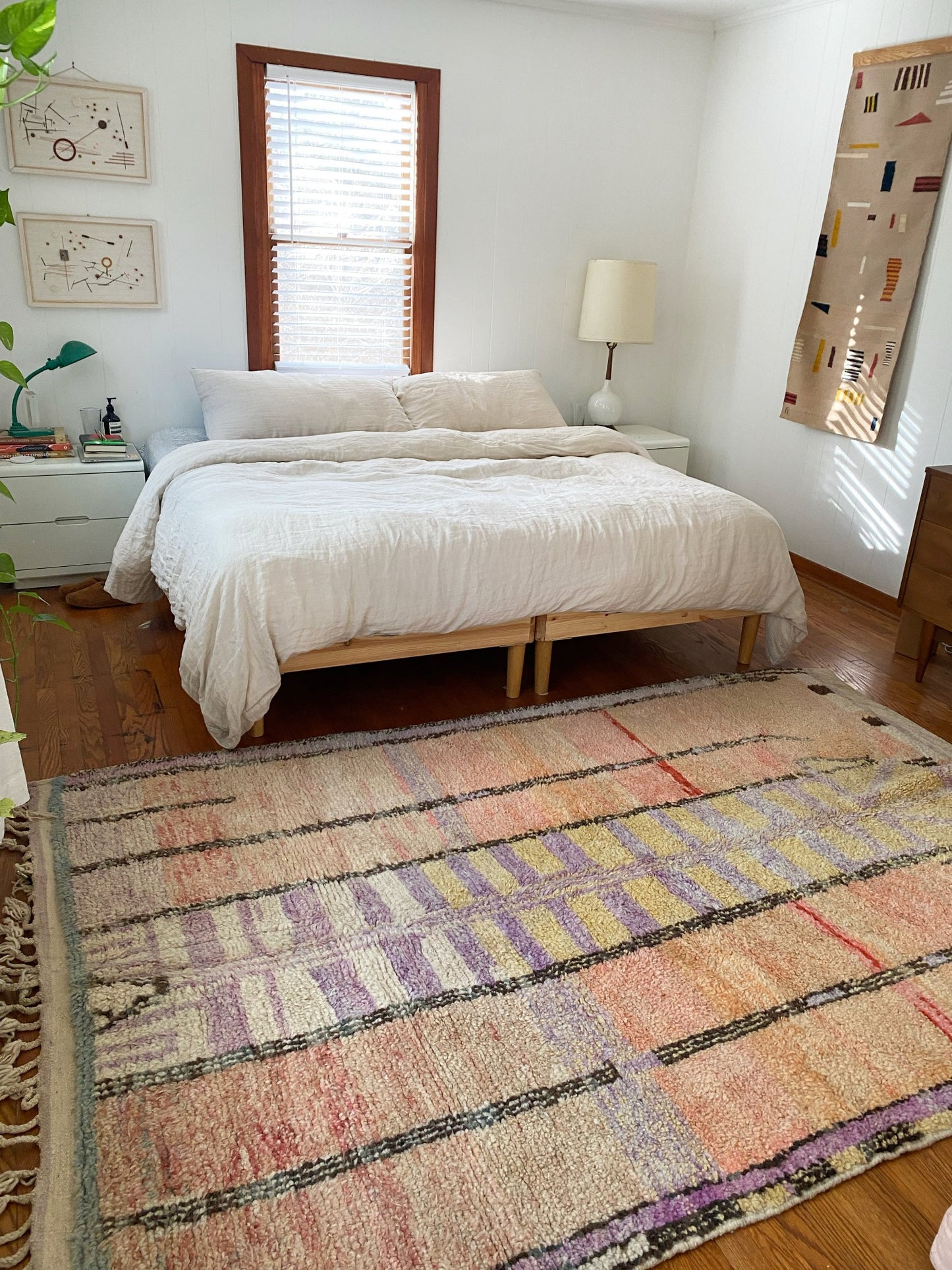 See Laures Moroccan area rug with a King Size Bed