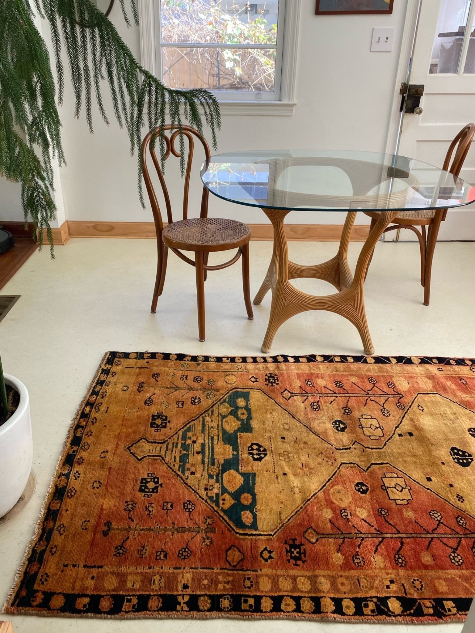 Style Vintage Warm Toned Rug in a Kitchen