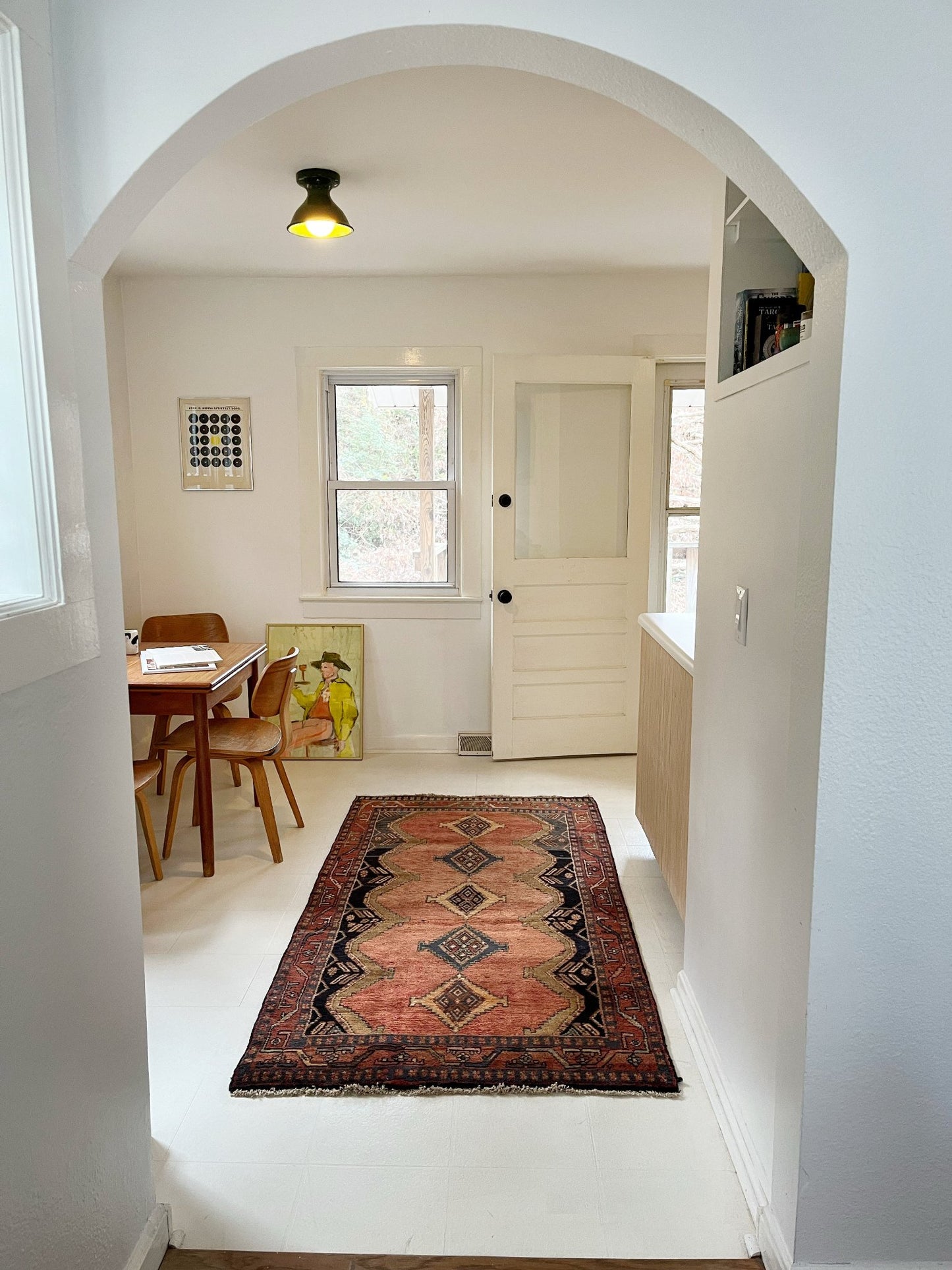 Enhance a Dining Room Space with a Warm Toned Rug