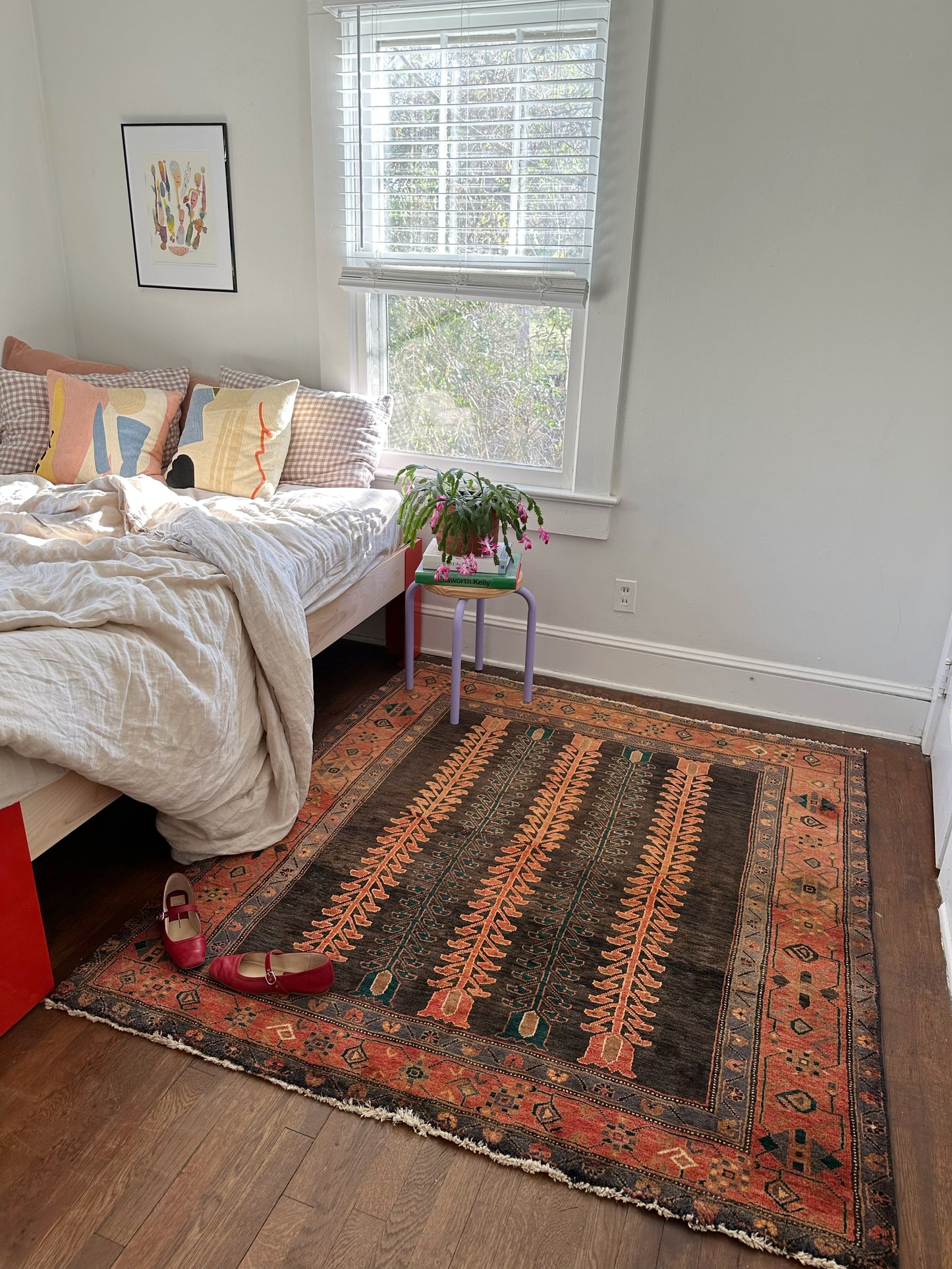 Enhance a Bedroom Space with a Vintage Persian Area Rug