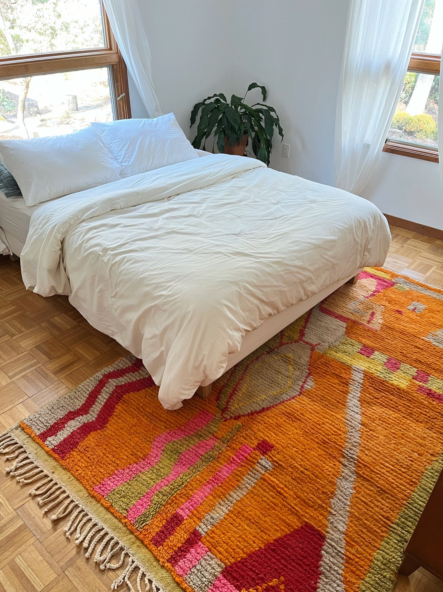 Style Ojos bright colored Moroccan Rug in a Bedroom