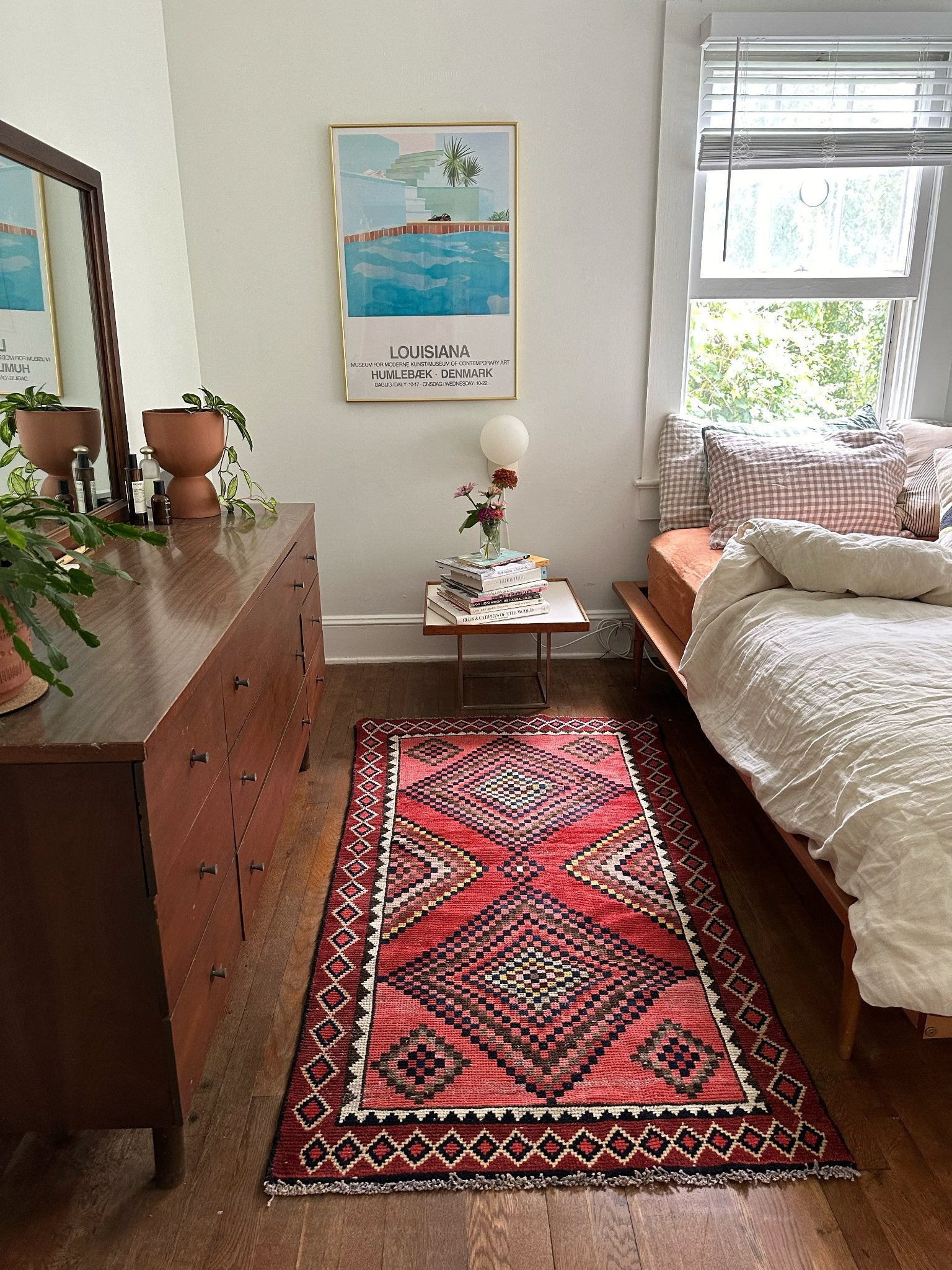 Style Vintage Red Diamond Persian Rug in a Bedroom