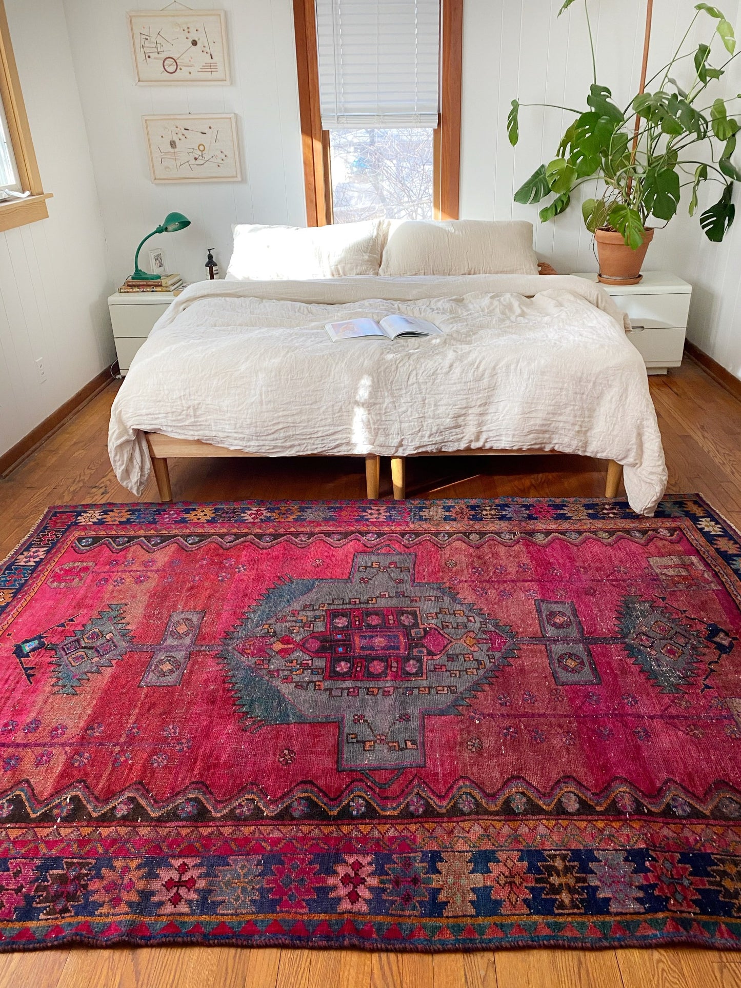 Style Pentas Persian Rug with a King Size Bed