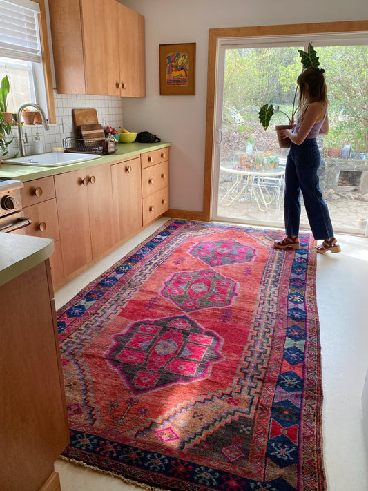 Style Vintage Fava Persian Area Rug in a Kitchen