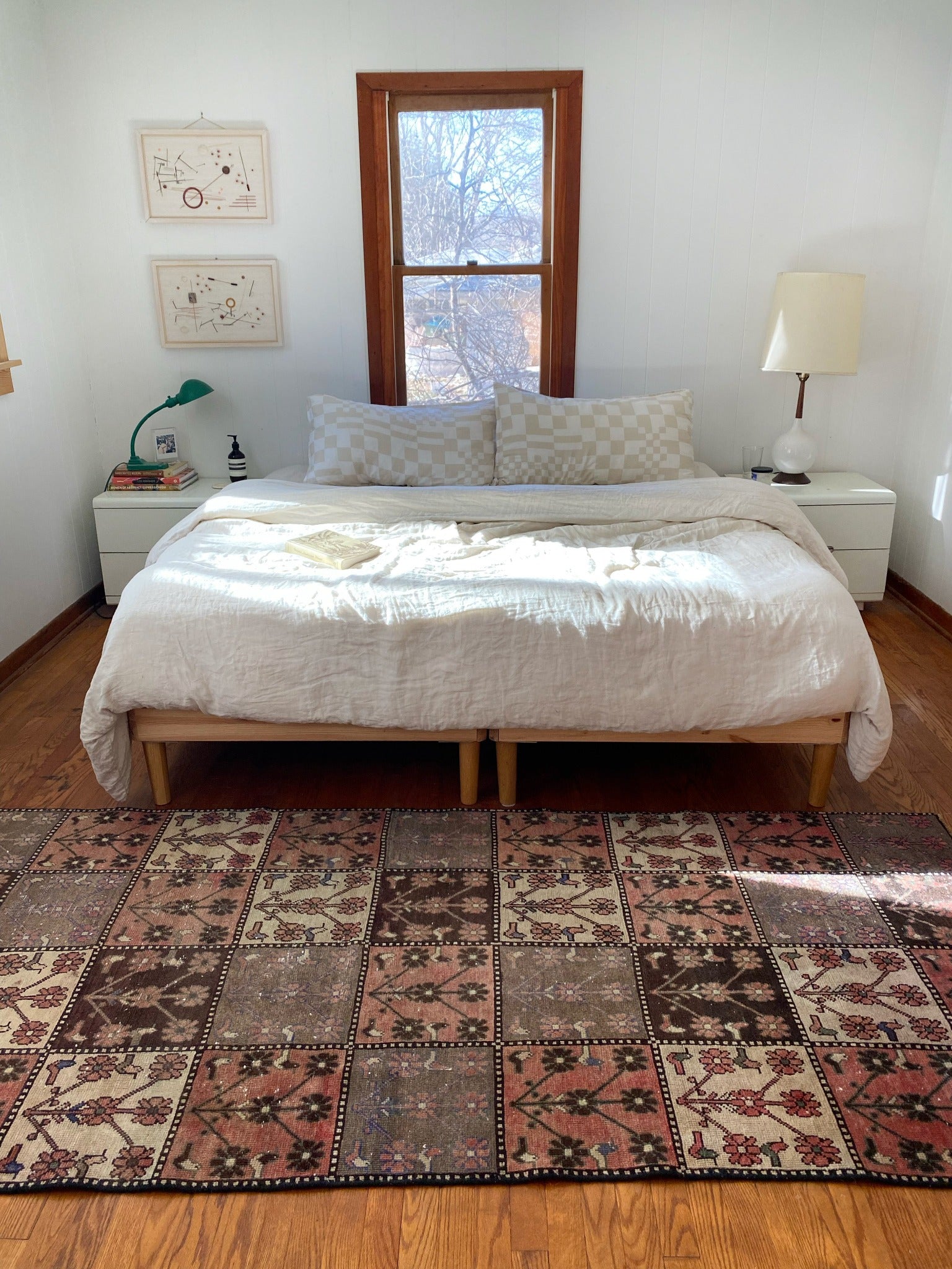 Style Chezia Persian Rug in a Bedroom