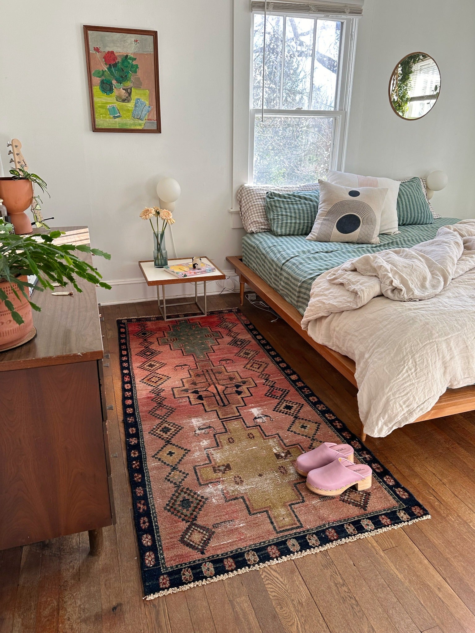 Style Santos Vintage Persian Rug in a Bedroom