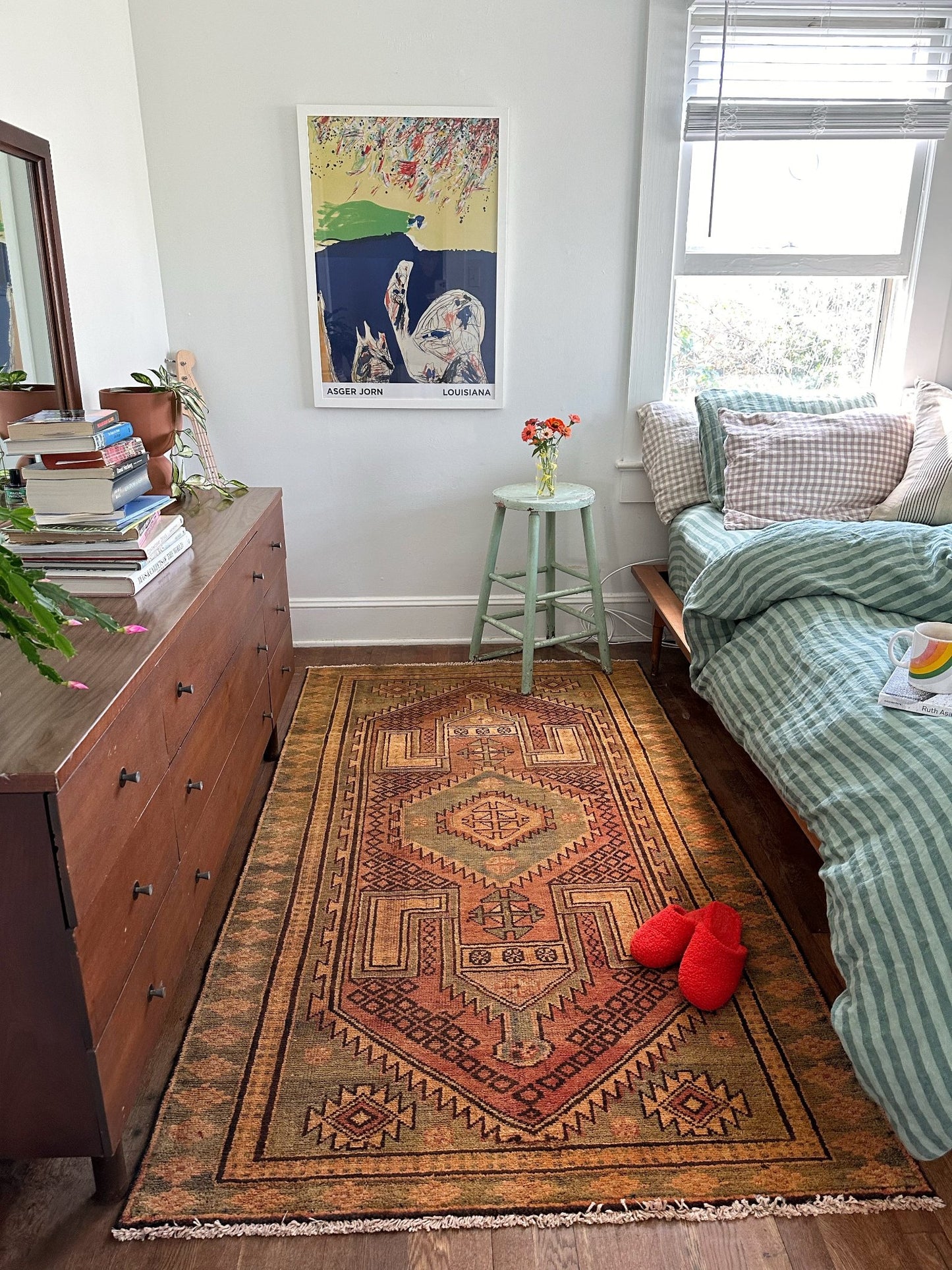 Style an Earthy Rug in a Bedroom