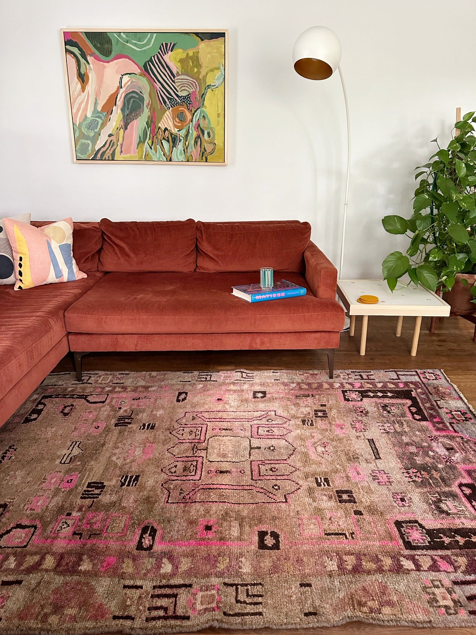 Style Heron Pink Vintage Rug with a Sectional